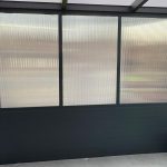 Vorderwand aus Alu-Planken und oben Stegplatten 210/255 cm